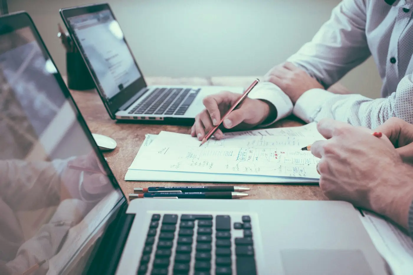 Hands on a laptop during a working session