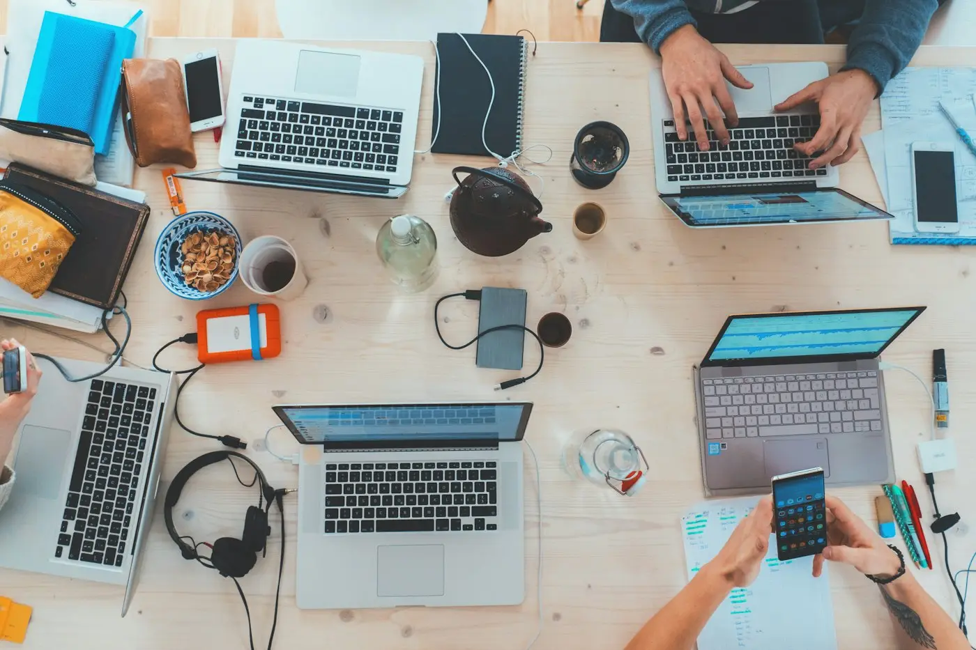 A working session around a table